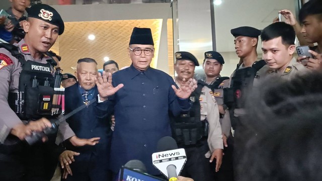 Panji Gumilang setelah diperiksa Bareskrim Polri. Foto: Thomas Bosco/kumparan