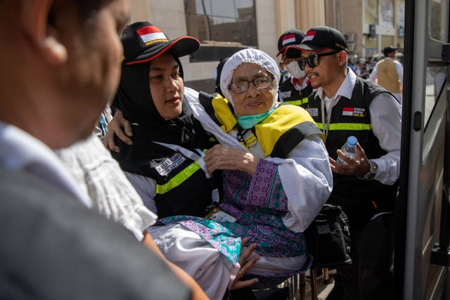 Petugas membantu seorang jemaah haji kloter BTH 1 menaiki bus di Hotel 310 Syisyah, Makkah, Arab Saudi, Senin (3/7/2023).  Foto: Wahyu Putro A/ANTARA FOTO