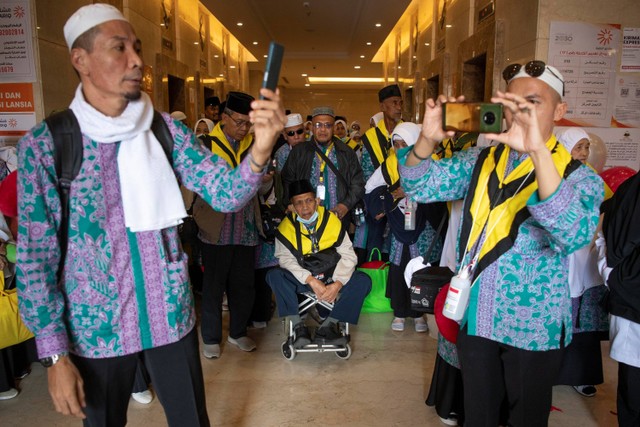 Jemaah haji kloter BTH 1 bersiap menaiki bus di Hotel 310 Syisyah, Makkah, Arab Saudi, Senin (3/7/2023).  Foto: Wahyu Putro A/ANTARA FOTO