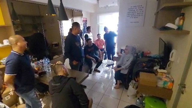 Polda Metro Jaya menangkap pelaku penipuan iPhone Si Kembar, Rihana dan Rihani di Apartemen M Town Gading Serpong, Tangerang, Selasa (4/7/2023).  Foto: Dok. Istimewa