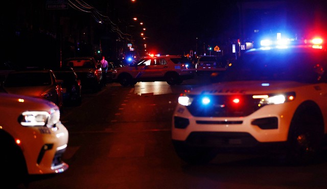 Polisi Philadelphia menyelidiki di sepanjang 56th Street setelah beberapa orang ditembak di Southwest Philadelphia, Senin (3/7/2023).  Foto: Yong Kim/The Philadelphia Inquirer/via AP PHOTO