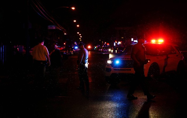 Polisi Philadelphia menyelidiki di sepanjang 56th Street setelah beberapa orang ditembak di Southwest Philadelphia, Senin (3/7/2023).  Foto: Yong Kim/The Philadelphia Inquirer/via AP PHOTO