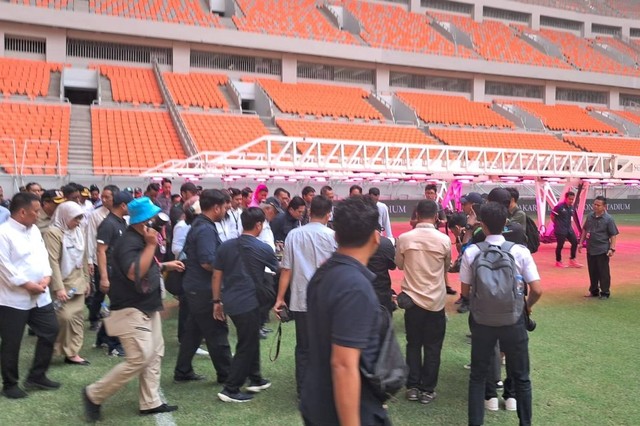 Ketua PSSI Erick Thohir, Menteri PUPR Basuki Hadimuldjono, dan PJ Gubernur DKI Jakarta Heru Budi Hartono meninjau Jakarta International Stadium (JIS), Jakarta, Selasa (4/7/2023). Foto: Annisa Thahira Madina/kumparan
