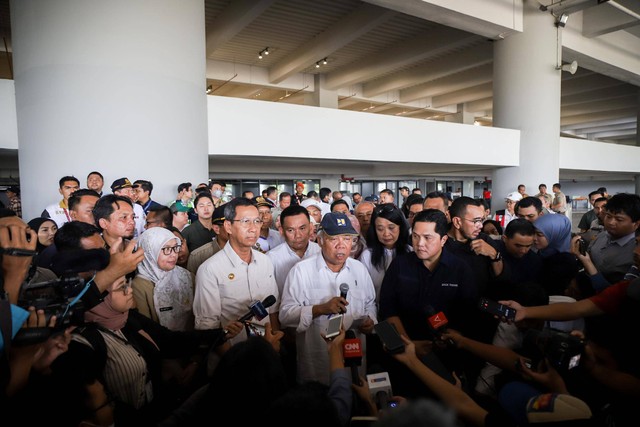 Menteri PUPR Basuki Hadimuljono didampingi Ketua PSSI Erick Thohir serta Pj Gubernur DKI Jakarta Heru Budi menyampaikan keterangan kepada wartawan usai meninjau lapangan Jakarta International Stadium (JIS), Jakarta, Selasa (4/7/2023). Foto: Jamal Ramadhan/kumparan