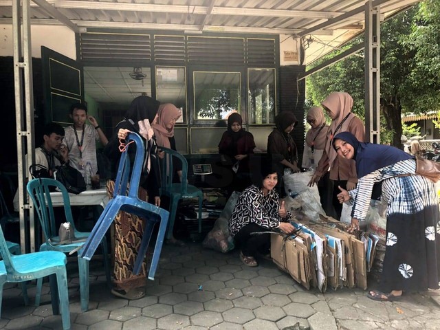 KKN Universitas Ahmad Dahlan (UAD) turut berpartisipasi dalam kegiatan penjemputan dan penimbangan bank sampah Noto Resik Notoprajan Yogyakarta (Foto: Istimewa)