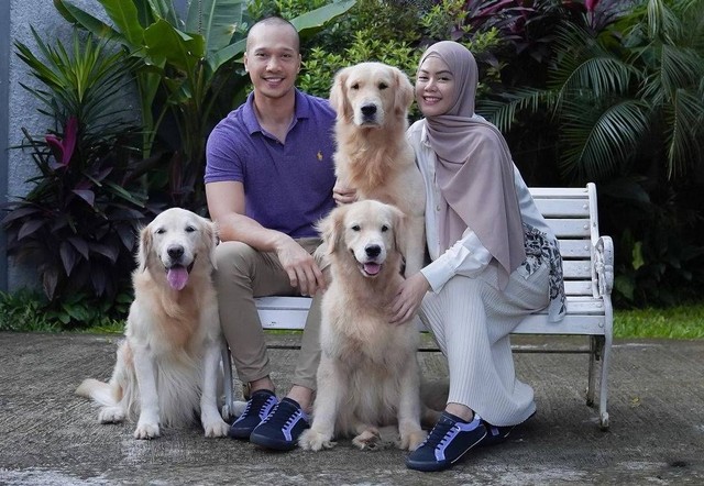 Bima Aryo bersama Rasyena Hikmayudi dan anjing peliharaannya.  Foto: @bimaaryo/Instagram