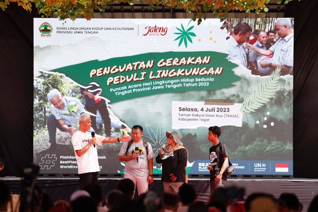 Gubernur Jawa Tengah Ganjar Pranowo saat menghadiri Perayaan Hari Lingkungan Hidup Sedunia Tingkat Provinsi Jawa Tengah Tahun 2023, di Taman Rakyat Slawi Ayu, Tegal, Selasa (4/7/2023). Foto: Dok. Istimewa
