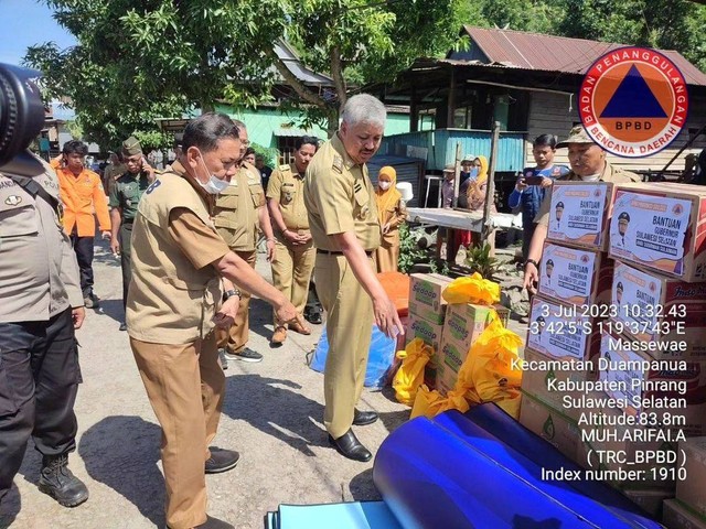 Bupati Pinrang Andi Irwan Hamid saat menyalurkan bantuan logistik dari BPBD Provinsi Sulsel untuk warga Dusun Lome, Desa Massewae, Kec. Duampanua dan Desa Sikkuale, Kec. Cempa, Kabupaten Pinrang. Foto: Dok. Istimewa