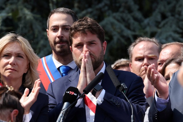 Walikota L'Hay-les-Roses Vincent Jeanbrun, Presiden Senat Prancis Gerard Larcher, Presiden Wilayah Ile-de-France Valerie Pecresse, menghadiri pawai dengan politisi Prancis, Senin (7/3/2023).  Foto: Stephanie Lecocq/REUTERS 