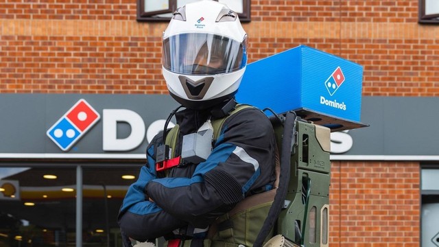 Domino's Pizza Inggris kini miliki fasilitas pengiriman menggunakan roket. Foto: Instagram/@dominos_uk