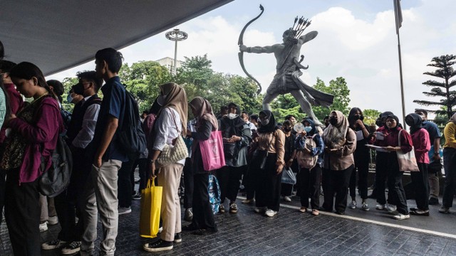 Sejumlah pencari kerja mencari informasi lowongan pekerjaan dalam Pameran Bursa Kerja di Stadion Gelora Bung Karno, Selasa (4/7/2023). Foto: ANTARA FOTO/Aprillio Akbar