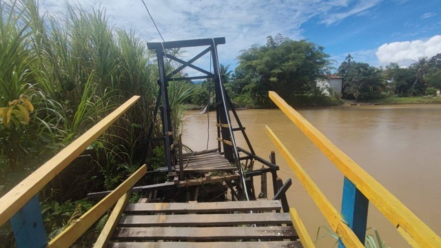 Jembatan gantung di Desa Bangun Sekayu yang putus saat empat kendaraan melintas di atasnya. (Foto: Dokumen Polsek Sepauk)