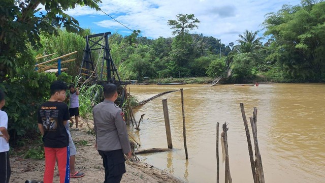 Jembatan Gantung di Sintang Putus: 4 Motor Jatuh ke Sungai, 2 Warga Luka Berat (1)