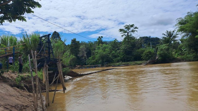 2 Warga Luka Berat, Ini Penyebab Jembatan Gantung di Desa Bangun Putus Lagi (1)