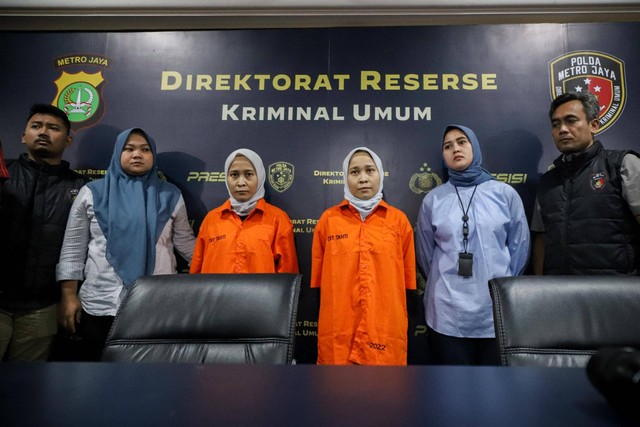 Tersangka kasus penipuan Rihana (kiri) dan Rihani (kanan) dihadirkan dalam konferensi pers di Polda Metro Jaya, Jakarta, Selasa (7/4/2023). Foto: Jamal Ramadhan/kumparan