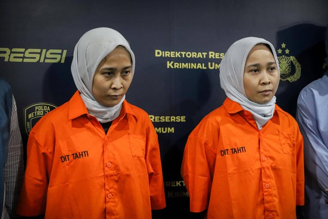 Tersangka kasus penipuan Rihana (kiri) dan Rihani (kanan) dihadirkan dalam konferensi pers di Polda Metro Jaya, Jakarta, Selasa (7/4/2023). Foto: Jamal Ramadhan/kumparan