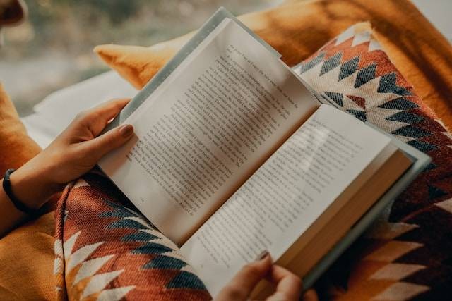 Ilustrasi Manfaat Hobi Membaca. Foto: dok. Clay Banks (Unsplash)