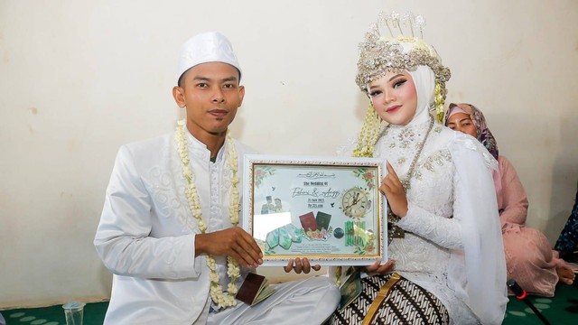 Anggi Anggraeni, dan suaminya, Fahmi Husaeni, warga Kampung Sindang, Kecamatan Rancabungur, Kabupaten Bogor. Foto: Dok. Istimewa