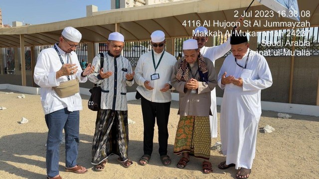 Anies Baswedan ziarah ke makam Al-Mala Makkah, Arab Saudi, Minggu (2/7)  Foto: Dok. Istimewa