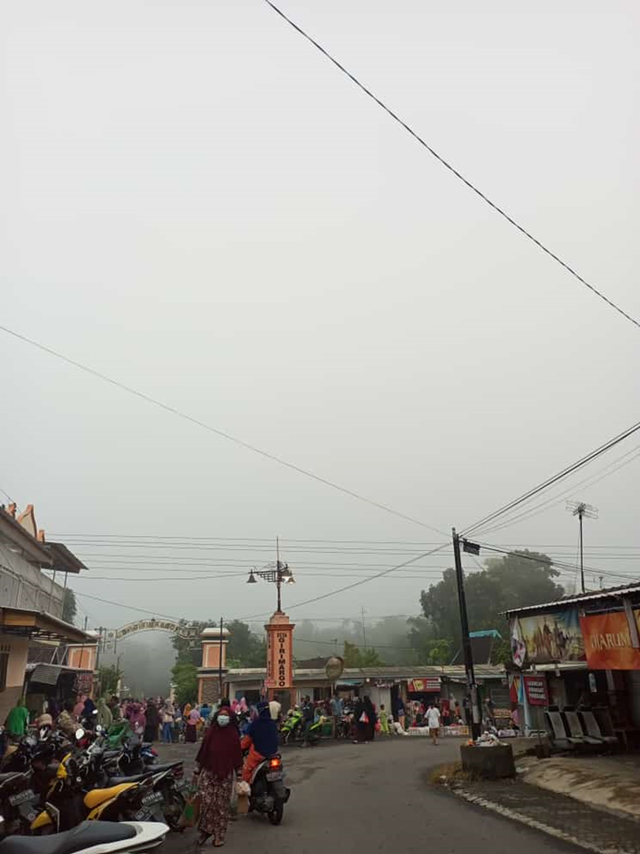 Suasana Pasar Tugu Girimargo pagi yang masih berkabut (sumber : JAP)