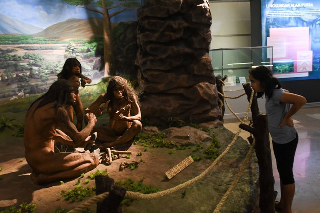 Pengunjung mengamati diorama kehidupan manusia purba yang menjadi koleksi di Museum Nasional, Jakarta, Selasa (4/7/2023).  Foto: Aditya Pradana Putra/ANTARA FOTO