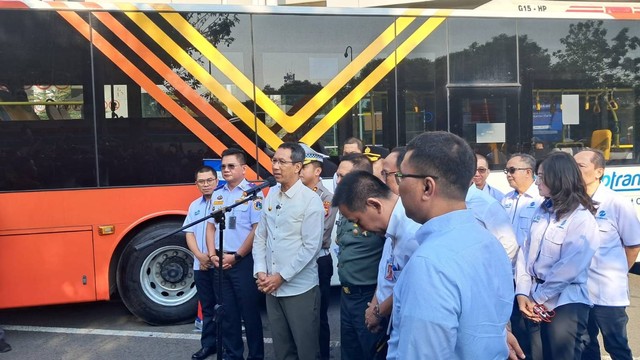 Pj Gubernur DKI Jakarta Heru Budi memberikan keterangan pers saat uji coba Transjakarta rute SH1 Kalideres 1 - Perkantoran Bandara Soetta, Rabu (5/7/2023).  Foto: Annisa Thahira Madina/kumparan