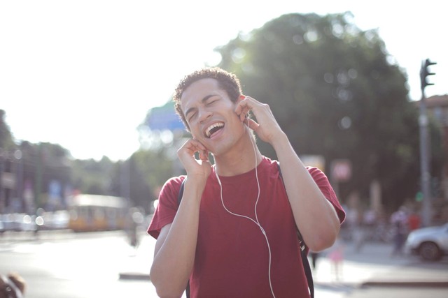 Ilustrasi Menyanyikan Lirik Lagu Menina Se Prepara. Foto: Pexels.