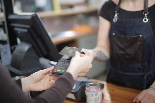 Ilustrasi Cara Bayar Pajak Motor Online di Indomaret. Foto: Pexels.com/Andrea Piacquadio
