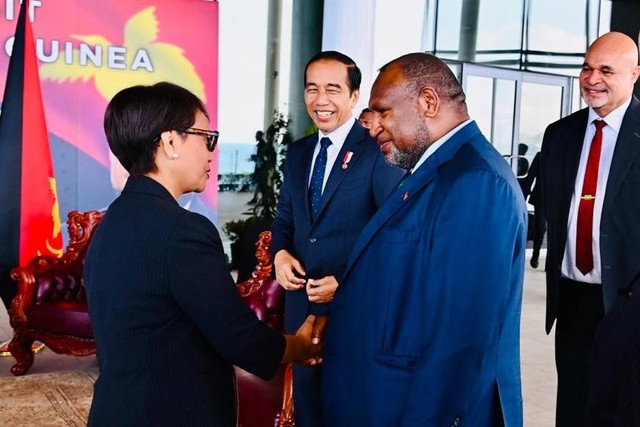 Presiden Joko Widodo bertemu PM Papua Nugini James Marape di APEC Haus, Port Moresby, Papua Nugini, Rabu (5/7/2023).  Foto: Biro Pers Sekretariat Presiden