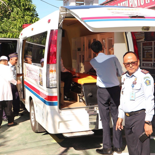 Karutan Majene yang memeriksan fasilitas Ambulance Pemasyarakatan, Sumber : Humas Rutan Majene