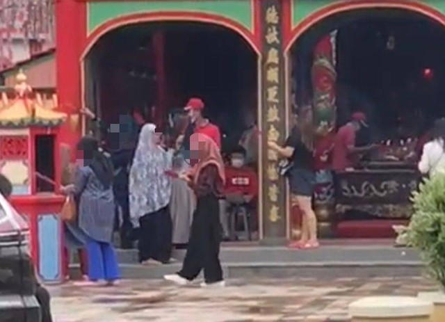 Viral di media sosial sejumlah perempuan berhijab melaksanakan ritual ibadah di sebuah vihara di Singkawang. Foto: Dok Hi!Pontianak