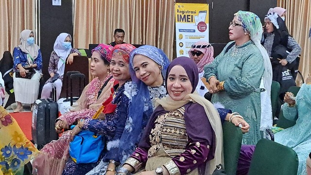 Emak-emak Jemaah Haji Asal Makassar Ini Pakai Emas 180 Gram demi Nazar. Foto: Dok. Istimewa
