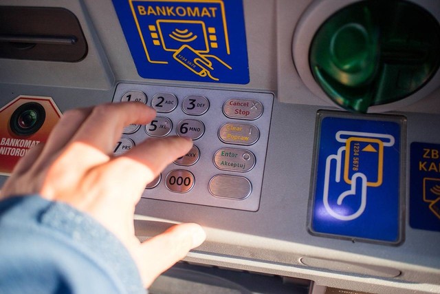 Ilustrasi mengambil uang di ATM. Foto: Pixabay