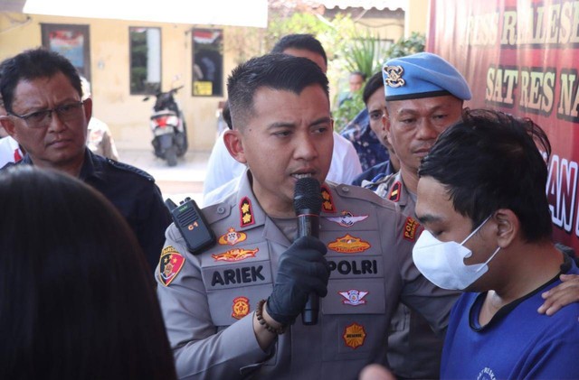 Oknum guru SD berinisial TH di Kota Cirebon yang diduga cabuli siswinya diinterogasi Kapolres Cirebon Kota, AKBP Ariek Indra Sentanu saat konferensi pers. Foto : Istimewa