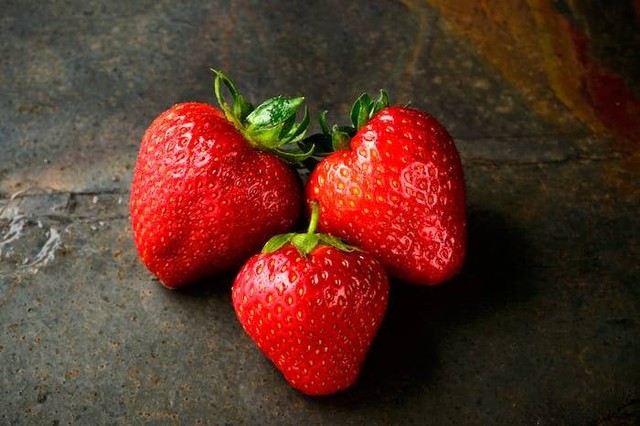 Ilustrasi manfaat buah strawberry. Sumber: unsplash.com/ Jacek Dylag