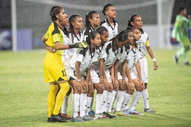 Timnas Wanita Timor Leste U-19 berfoto bersama pada pertandingan penyisihan grup A AFF U-19 Women Championship 2023 di Stadion Gelora Sriwijaya Jakabaring (GSJ) Palembang, Sumatera Selatan, Rabu (5/7/2023). Foto: Nova Wahyudi/Antara Foto