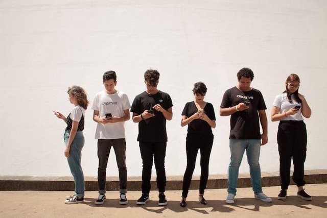 Ilustrasi puisi tentang HP. Sumber: unsplash.com/ Creative Christians