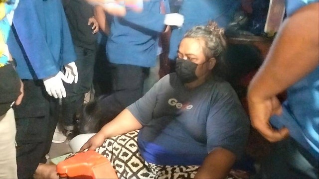 Petugas menangani pria di Tangerang yang mengalami obesitas dengan berat 200 Kg. Foto: Dok. Istimewa