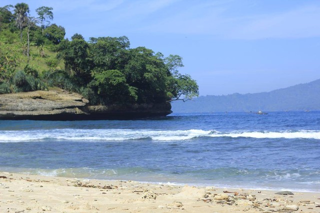 Pantai Coro Tulungagung, Image Credit: ImPhotograph.id/shutterstock