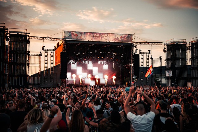 Ilustrasi konser musik langit benderang. Foto: unsplash.com/Colin Lloyd