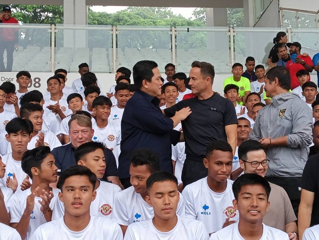 Ketua Umum PSSI Erick Thohir bersama Direktur Teknik Garuda Select Dennis Wise bertemu para pemain muda di Stadion Madya Senayan, Kamis (6/7/2023). Foto: Ananta Erlangga/kumparan