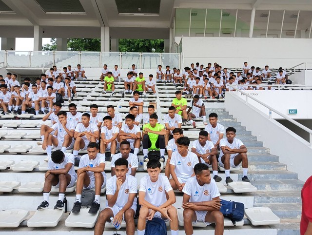Para pemain muda saat menegikuti seleksi Garuda Select di Stadion Madya Senayan, Kamis (6/7/2023).  Foto: Ananta Erlangga/kumparan