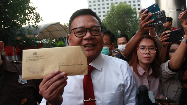 Brigjen Pol Endar Priantoro (tengah) berjalan sambil membawa surat dari Kapolri setibanya di Gedung Merah Putih KPK, Jakarta, Rabu (5/7/2023). Foto: Reno Esnir/Antara Foto