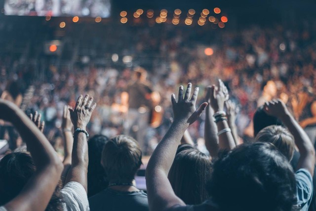 Ilustrasi Cara Beli Tiket Konser Musik Langit Benderang. Sumber: Pexels/Josh Sorenson