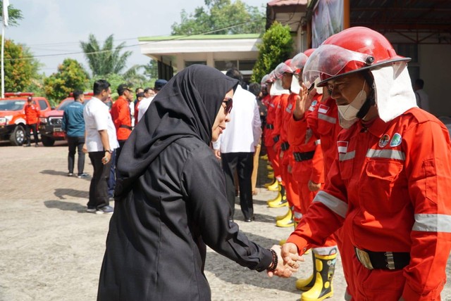 Anggota DPR RI, Riezky Aprilia, saat meninjau kesiapan Manggala Agni untuk mencegah karhutla di Sumsel. (dok. ist)