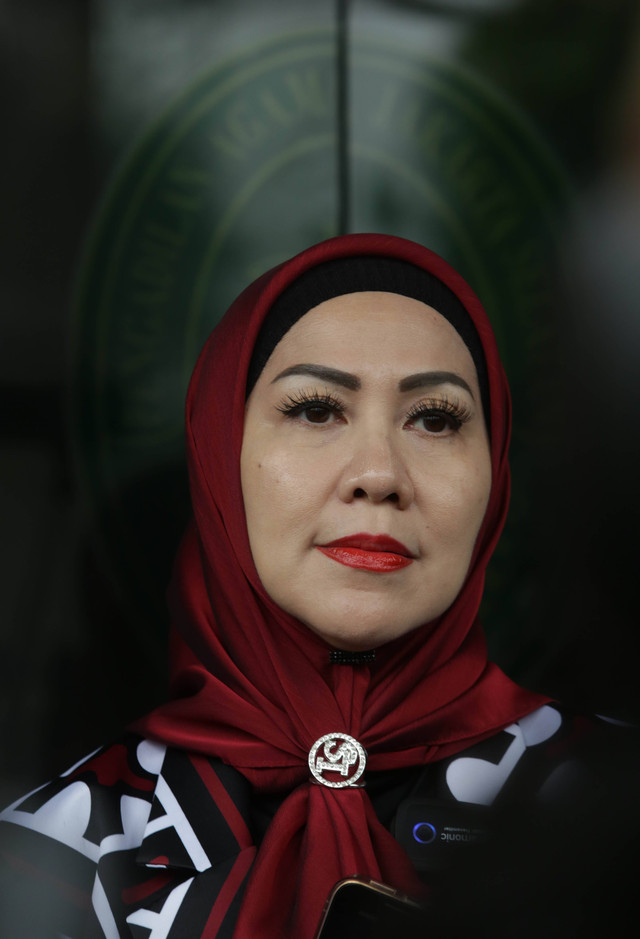 Artis Venna Melinda mengembalikan barang-barang milik Fery Irawan di Pengadilan Agama Jakarta Selatan, Jakarta, Kamis, (6/7/2023). Foto: Agus Apriyanto