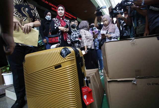 Artis Venna Melinda mengembalikan barang-barang milik Fery Irawan di Pengadilan Agama Jakarta Selatan, Jakarta, Kamis, (6/7/2023). Foto: Agus Apriyanto