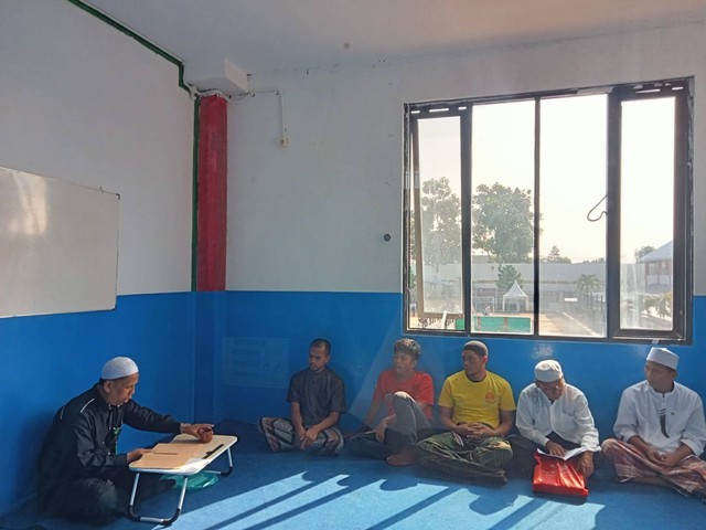 Santri (WBP) Lapas Cianjur sedang mengikuti Pembelajaran Keagaaman di Ruang Kelas