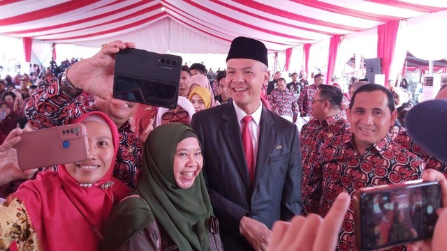 Gubernur Jawa Tengah Ganjar Pranowo meladeni permintaan selfie di Puncak Peringatan Hari Keluarga Nasional di Sumsel. Foto: Nadia Riso/kumparan