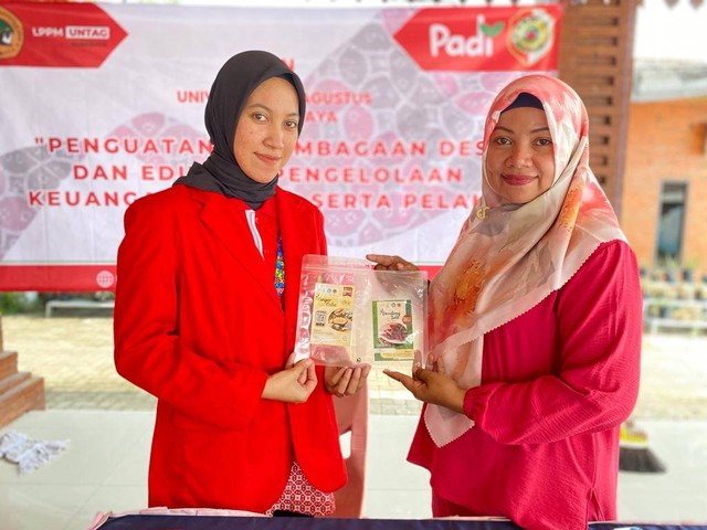 Foto Bersama Ibu Kades desa Padi Selalu Koordinator UMKM Dendeng Lele dan Kemasan Branding yang diberikan oleh Mahasiswa  Untag Surabaya